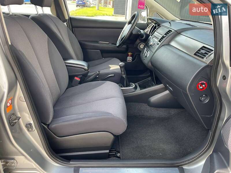 Хетчбек Nissan TIIDA 2009 в Рокитному