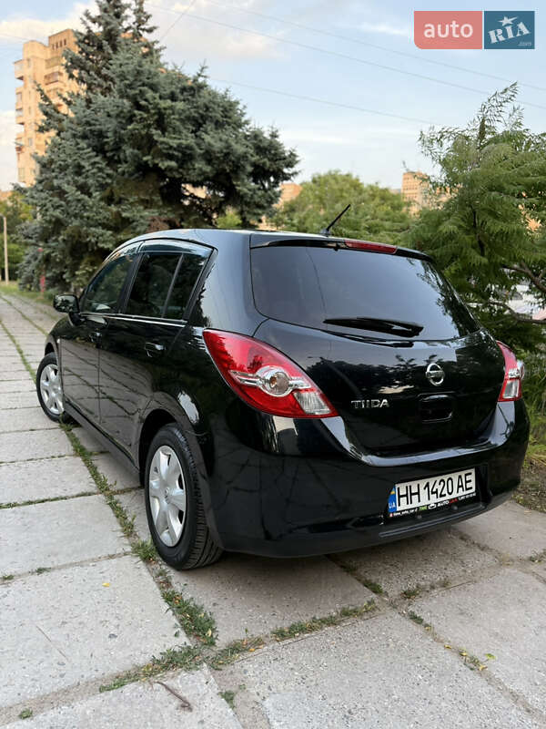 Хетчбек Nissan TIIDA 2011 в Одесі