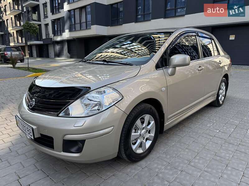 Nissan TIIDA 2011