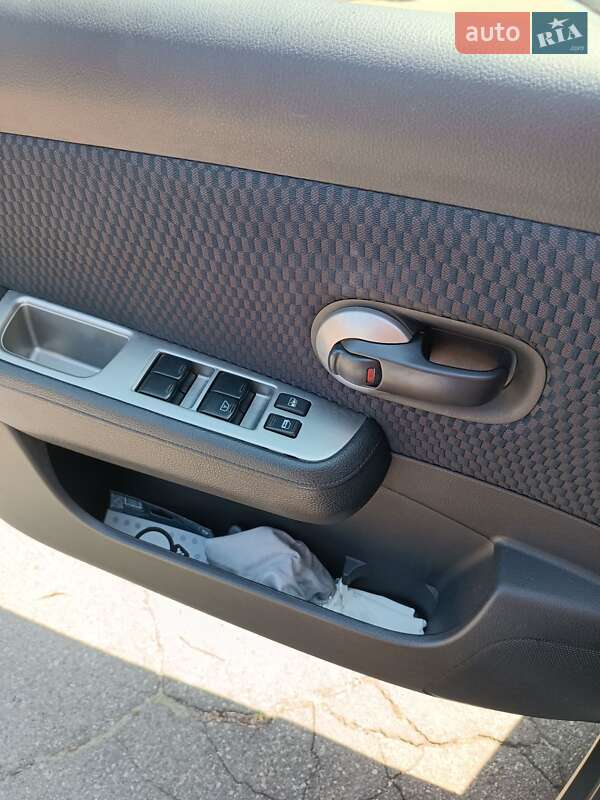 Хетчбек Nissan TIIDA 2010 в Києві