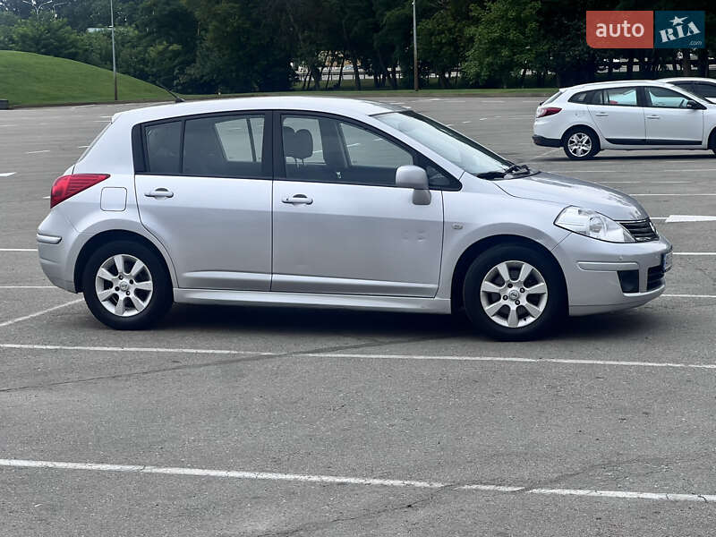 Хэтчбек Nissan TIIDA 2011 в Киеве