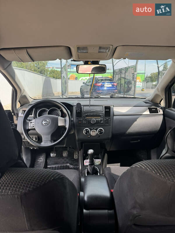 Седан Nissan TIIDA 2011 в Ивано-Франковске