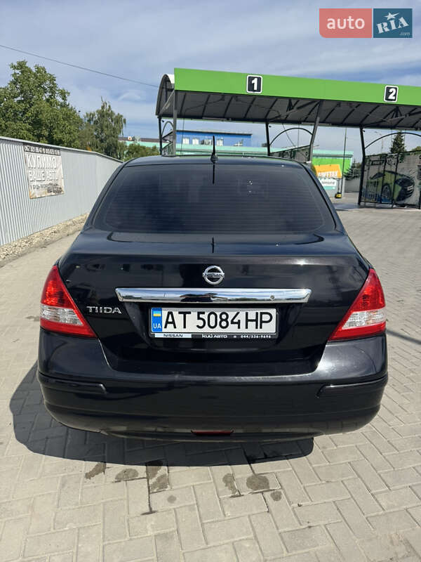 Седан Nissan TIIDA 2011 в Ивано-Франковске