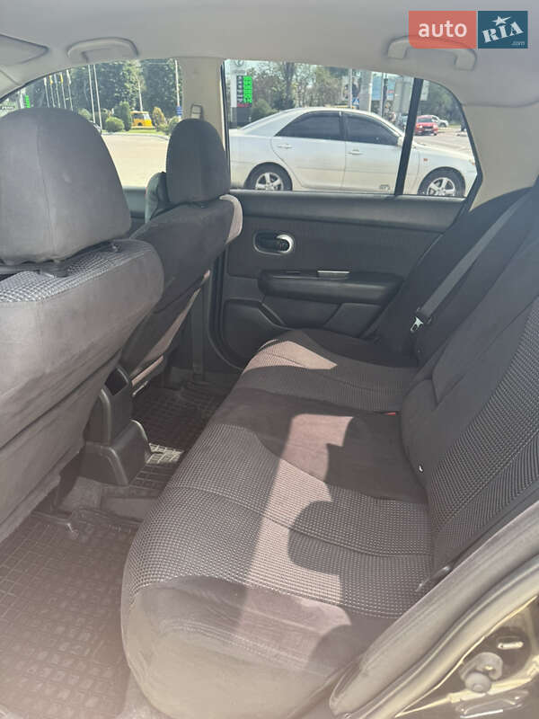 Седан Nissan TIIDA 2011 в Ивано-Франковске