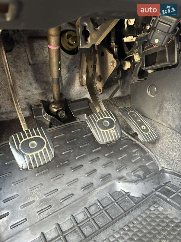 Седан Nissan TIIDA 2011 в Ивано-Франковске