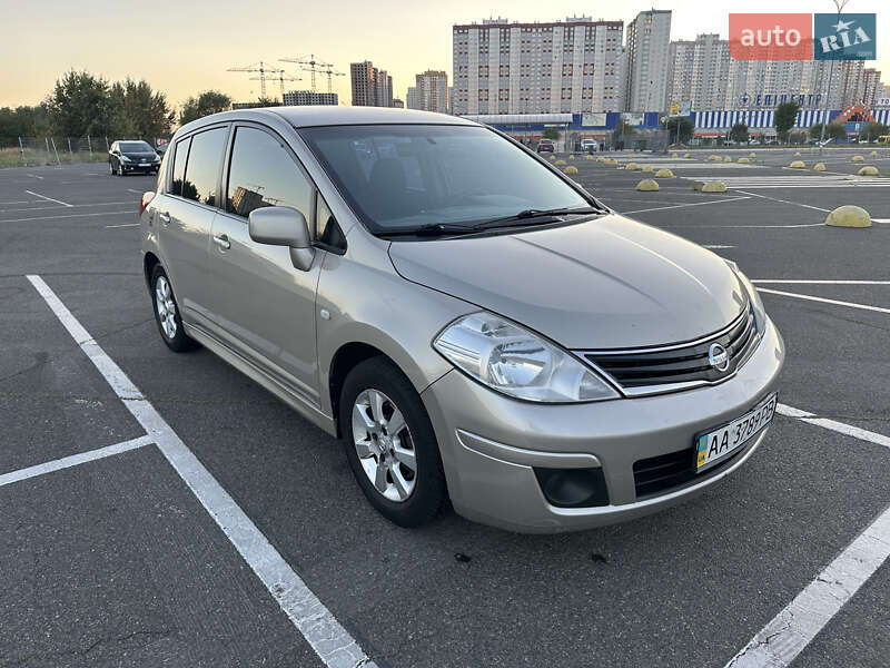 Хэтчбек Nissan TIIDA 2011 в Киеве