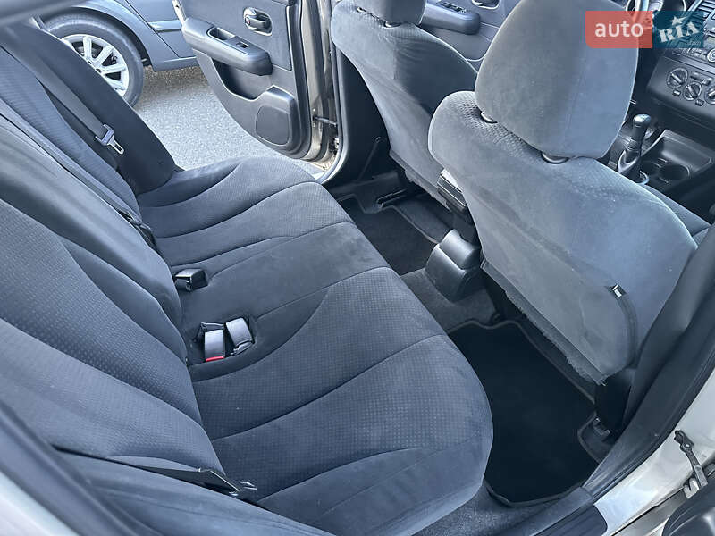 Хэтчбек Nissan TIIDA 2011 в Киеве