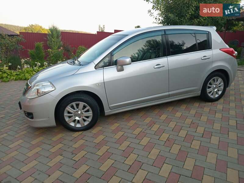 Nissan TIIDA 2012