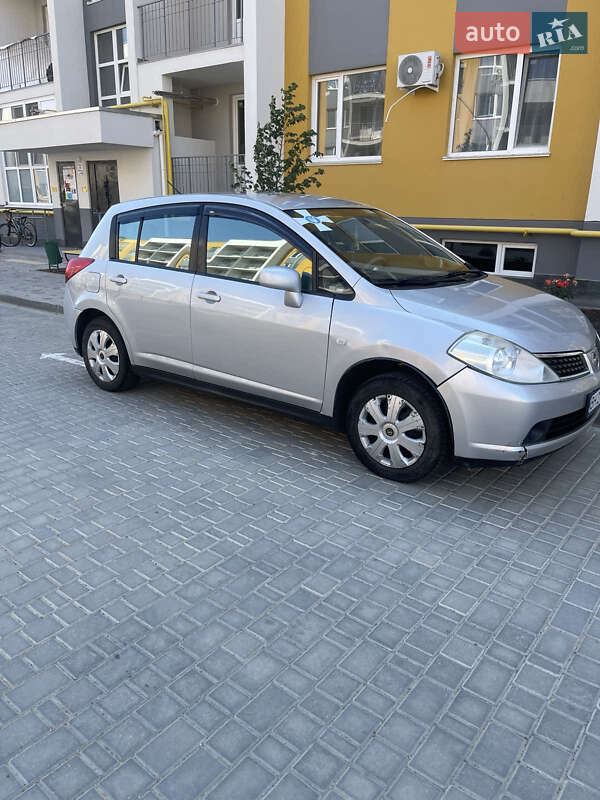 Хэтчбек Nissan TIIDA 2006 в Авангарде