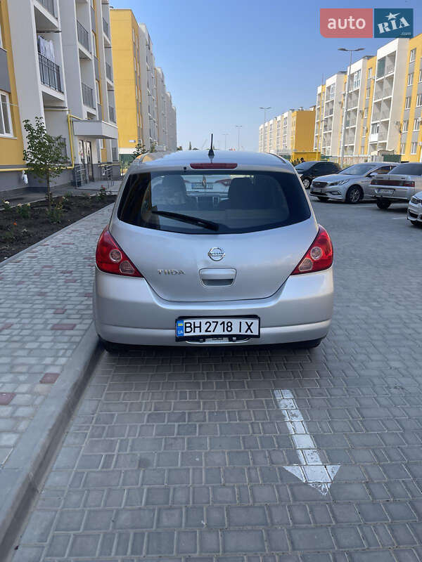 Хэтчбек Nissan TIIDA 2006 в Авангарде