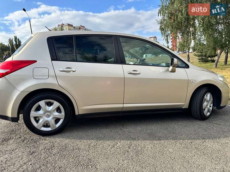 Хэтчбек Nissan TIIDA 2011 в Киеве