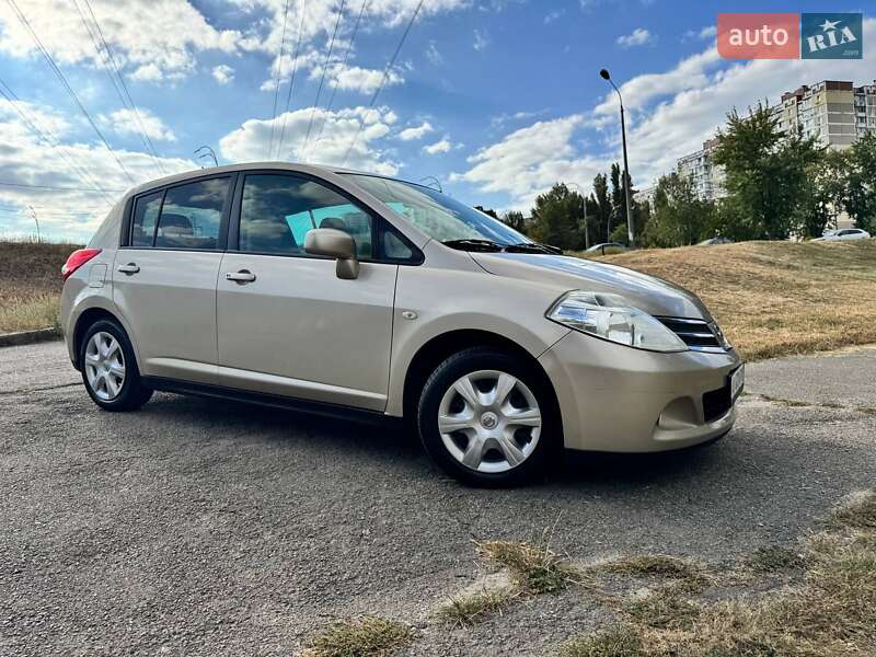 Хэтчбек Nissan TIIDA 2011 в Киеве