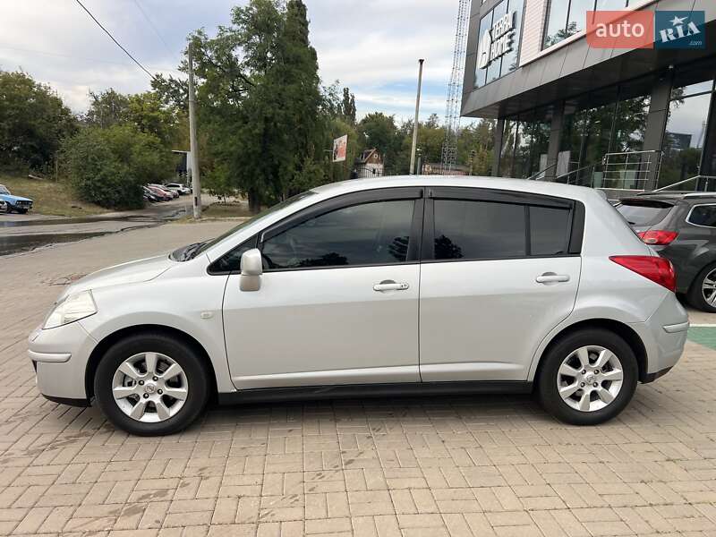 Хэтчбек Nissan TIIDA 2008 в Киеве