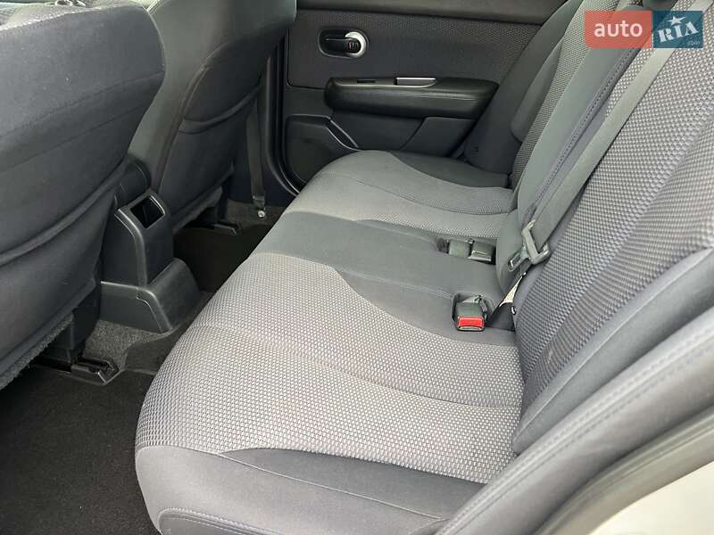 Хэтчбек Nissan TIIDA 2008 в Киеве