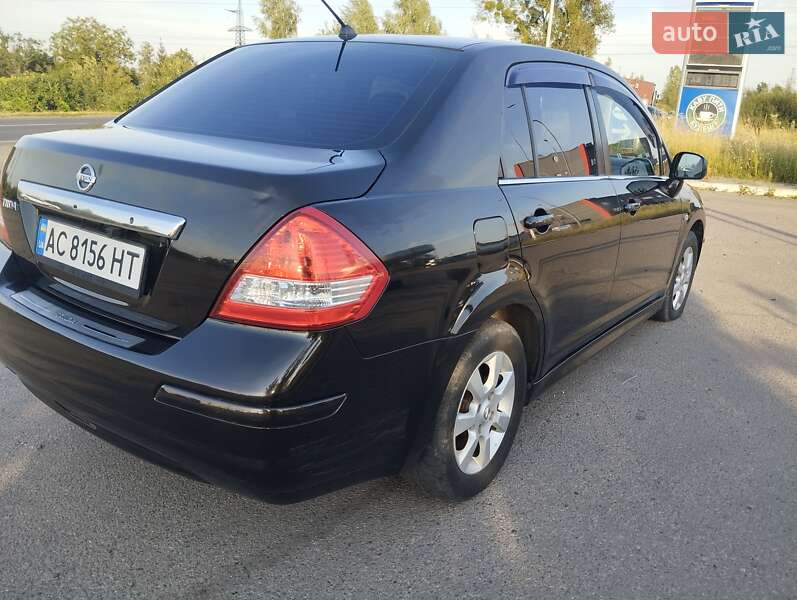 Седан Nissan TIIDA 2010 в 