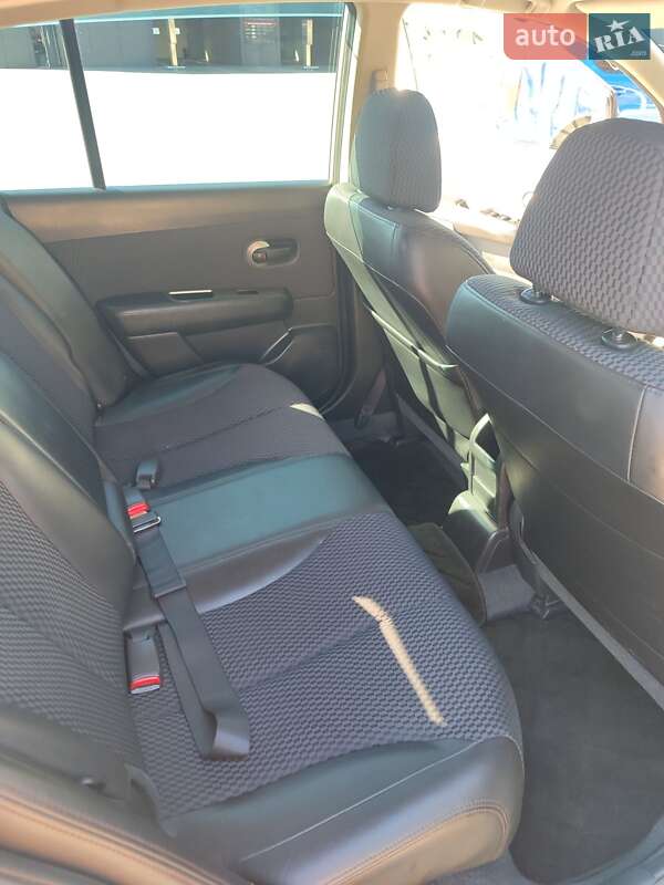 Хэтчбек Nissan TIIDA 2010 в Кривом Роге