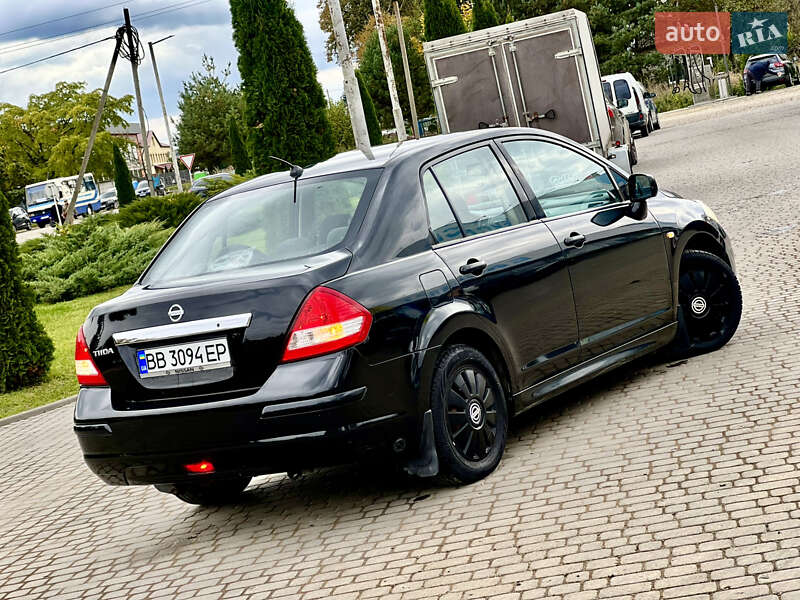 Седан Nissan TIIDA 2010 в Самборе