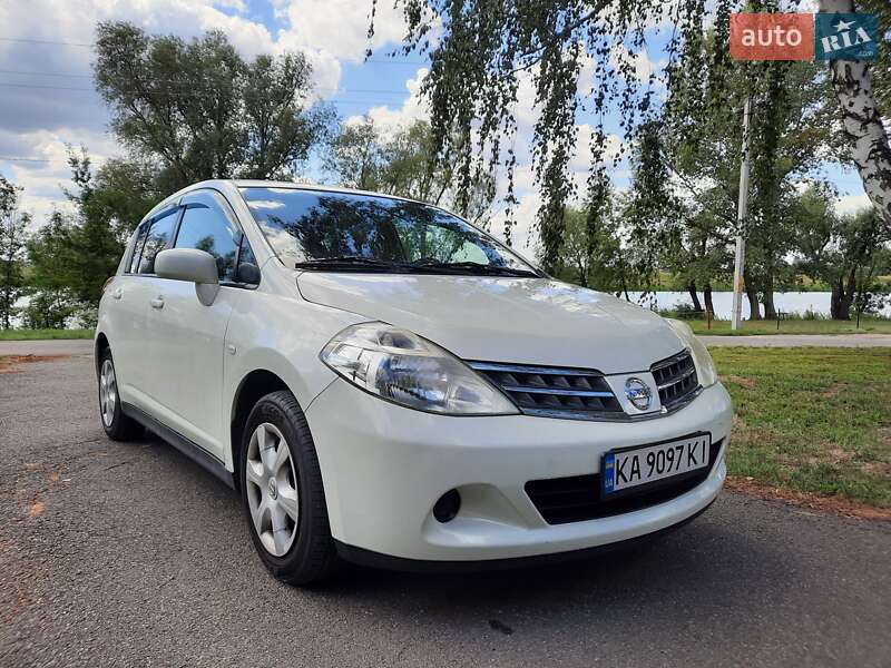 Nissan TIIDA 2012