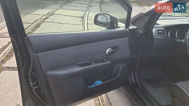 Хэтчбек Nissan TIIDA 2008 в Киеве