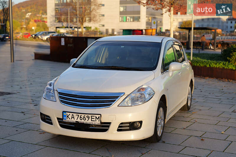 Хэтчбек Nissan TIIDA 2010 в Киеве