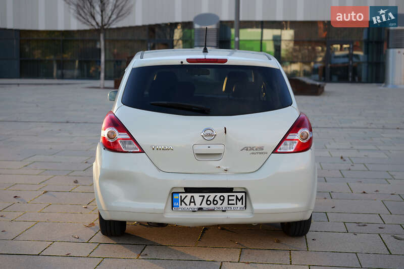 Хэтчбек Nissan TIIDA 2010 в Киеве