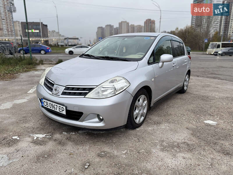 Nissan TIIDA 2012