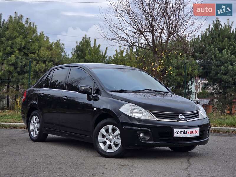 Nissan TIIDA 2011