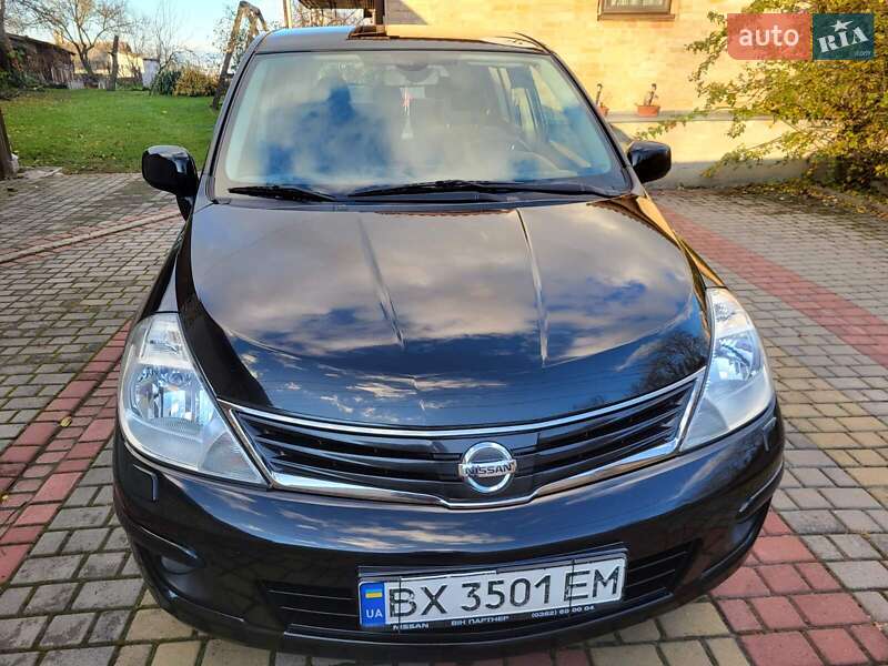 Хэтчбек Nissan TIIDA 2012 в Остроге