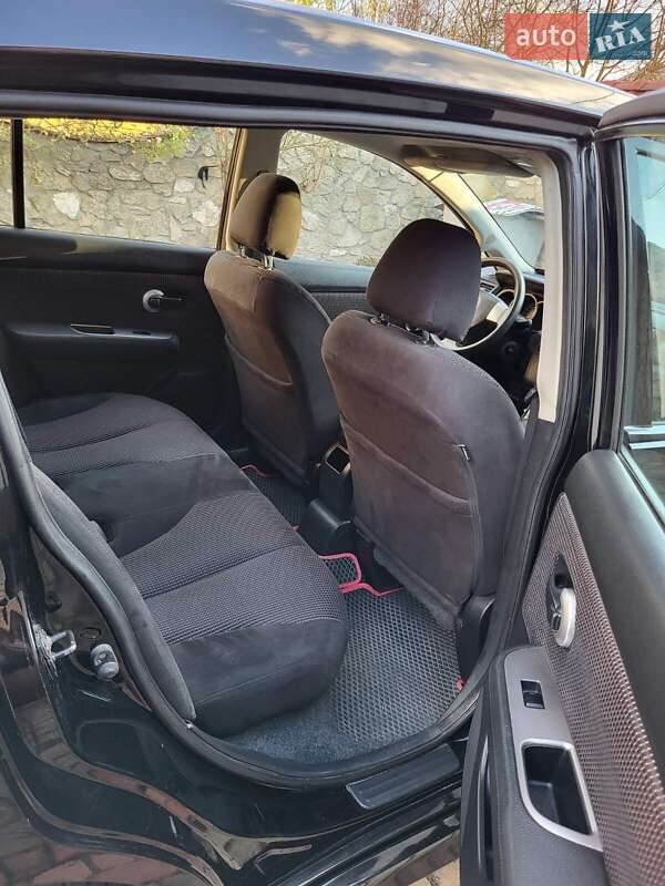 Хэтчбек Nissan TIIDA 2012 в Остроге