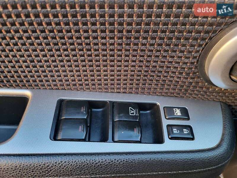 Хэтчбек Nissan TIIDA 2012 в Остроге