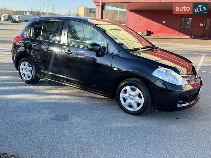 Хэтчбек Nissan TIIDA 2010 в Киеве
