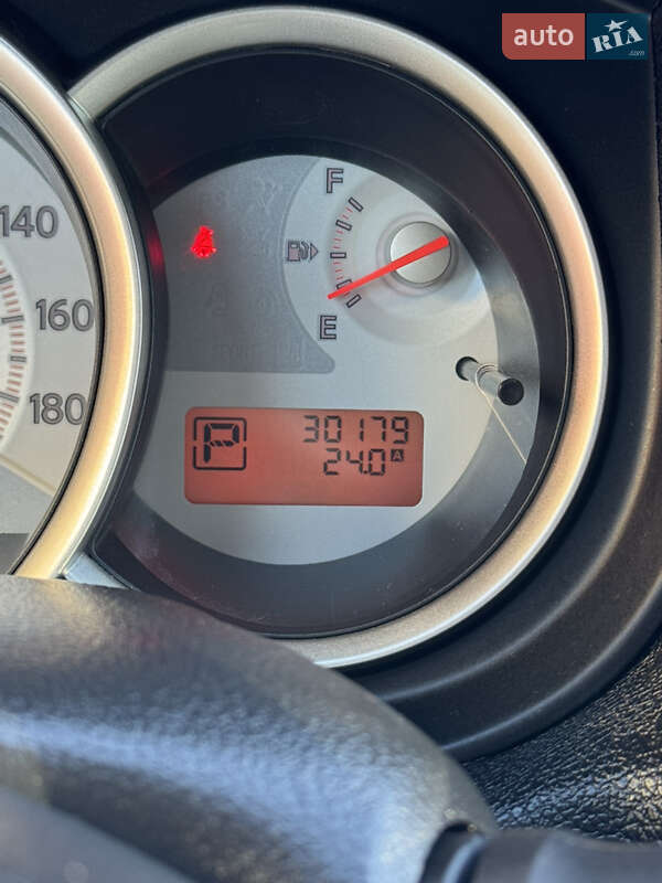 Хэтчбек Nissan TIIDA 2010 в Киеве