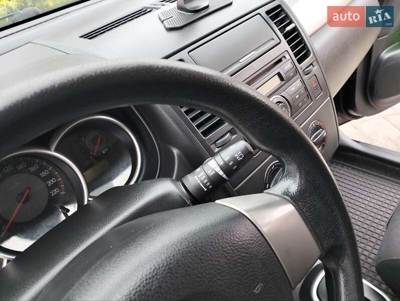 Хэтчбек Nissan TIIDA 2008 в Николаеве