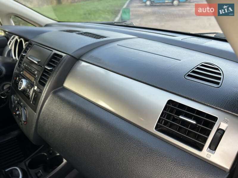 Седан Nissan TIIDA 2010 в Житомире