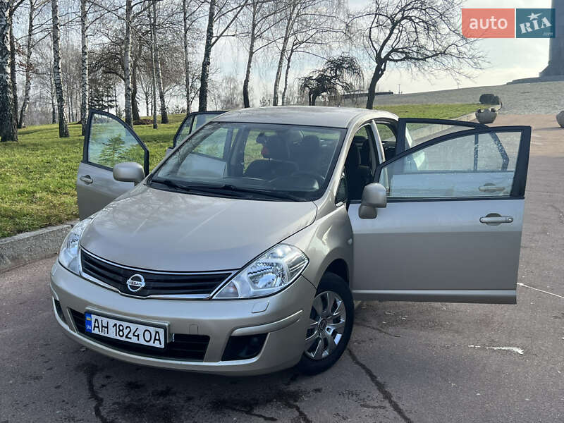 Седан Nissan TIIDA 2010 в Житомире