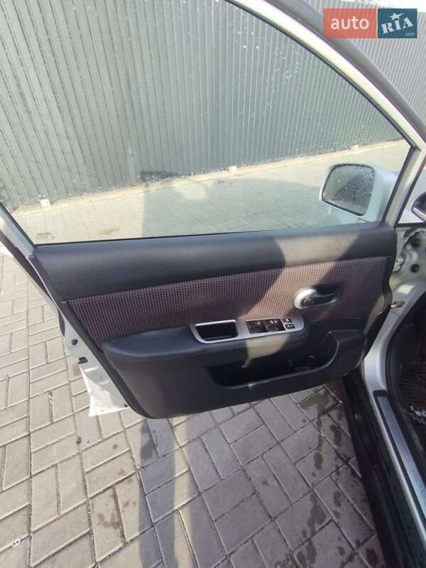 Седан Nissan TIIDA 2010 в Черкассах