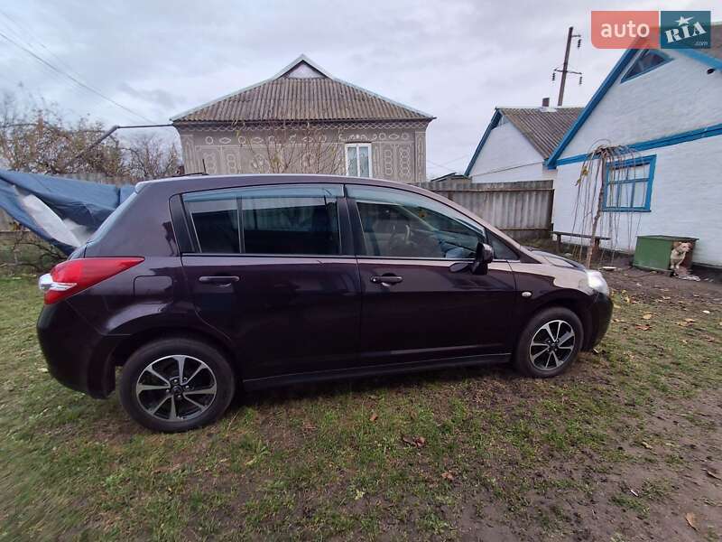 Хэтчбек Nissan TIIDA 2011 в Звенигородке