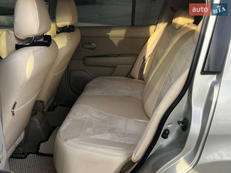 Хэтчбек Nissan TIIDA 2008 в Днепре