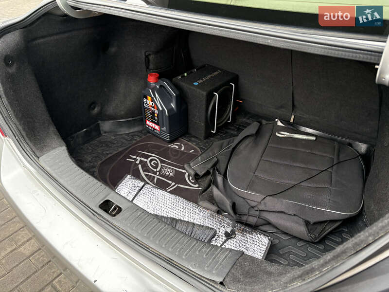 Седан Nissan TIIDA 2008 в Киеве