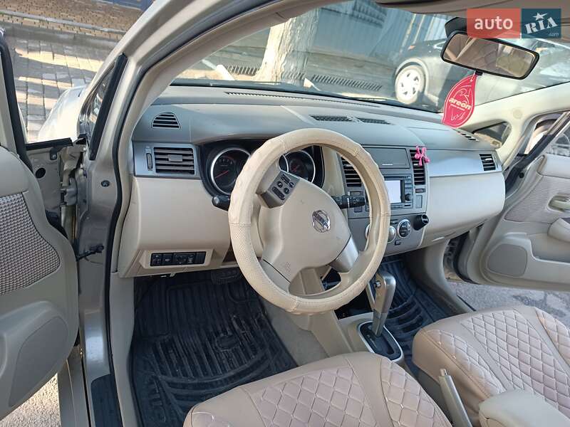 Хэтчбек Nissan TIIDA 2011 в Черноморске