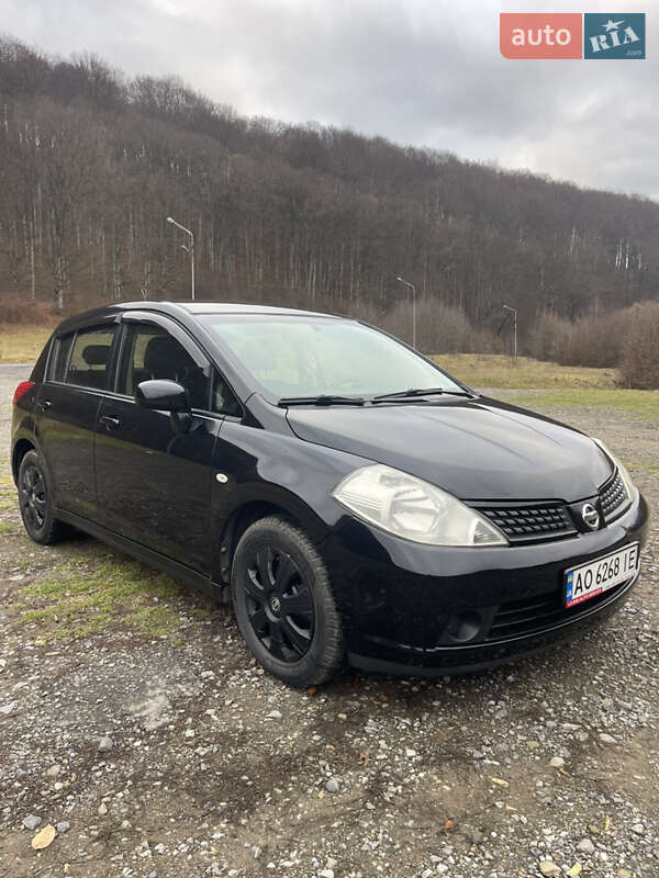 Хэтчбек Nissan TIIDA 2008 в Сваляве