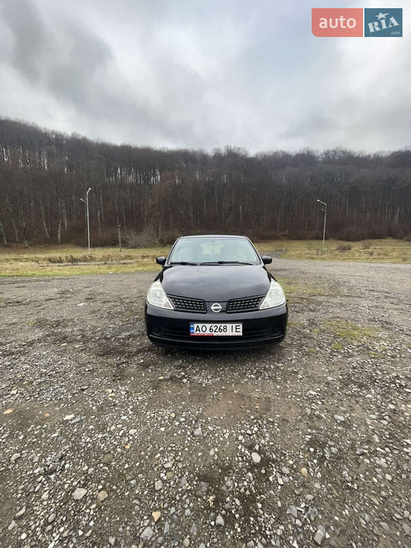 Хэтчбек Nissan TIIDA 2008 в Сваляве