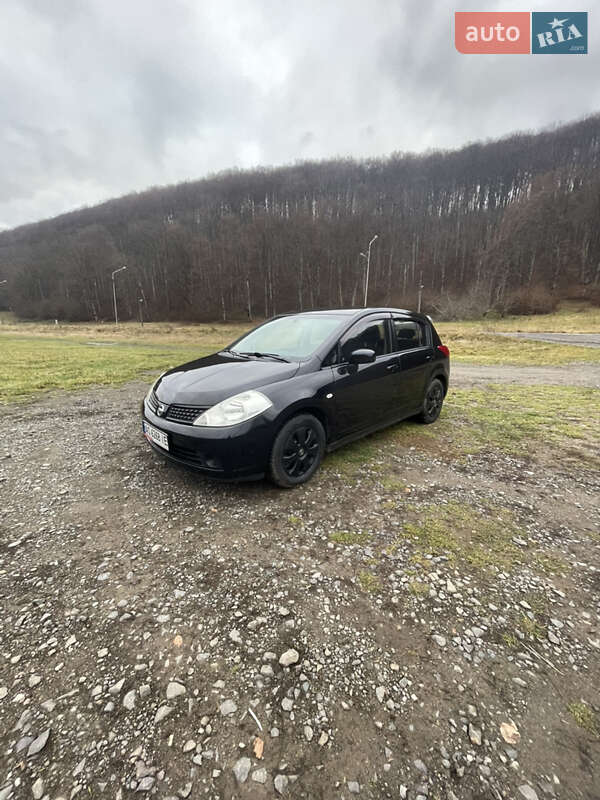 Хэтчбек Nissan TIIDA 2008 в Сваляве