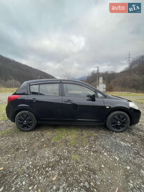 Хэтчбек Nissan TIIDA 2008 в Сваляве