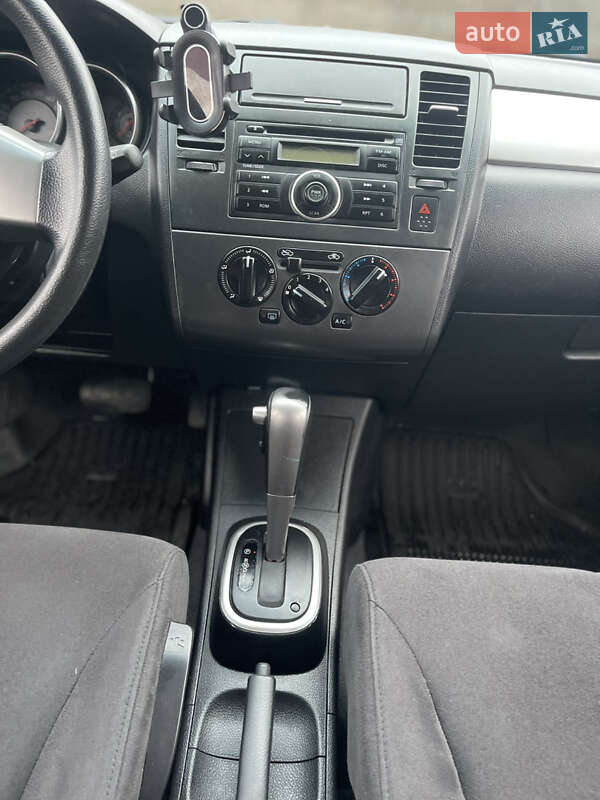 Хэтчбек Nissan TIIDA 2008 в Сваляве
