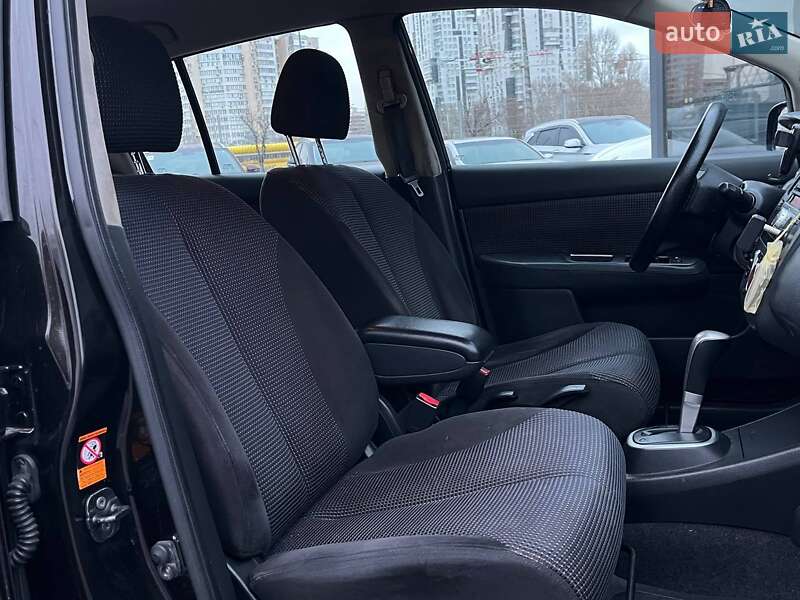 Хэтчбек Nissan TIIDA 2010 в Киеве