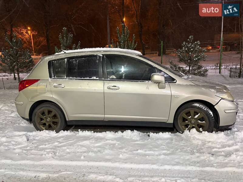Nissan TIIDA 2008