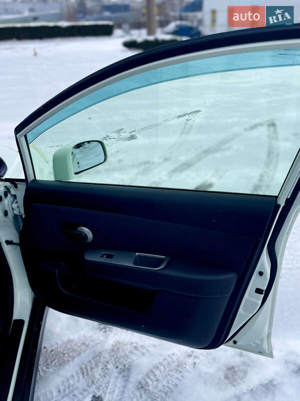 Хэтчбек Nissan TIIDA 2012 в Киеве