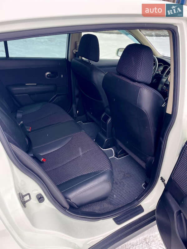 Хэтчбек Nissan TIIDA 2012 в Киеве