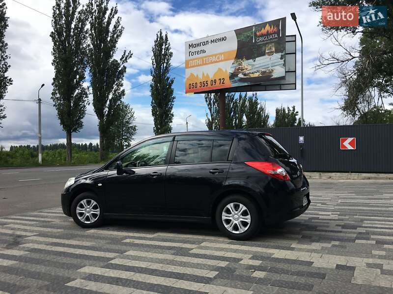 Nissan TIIDA 2011